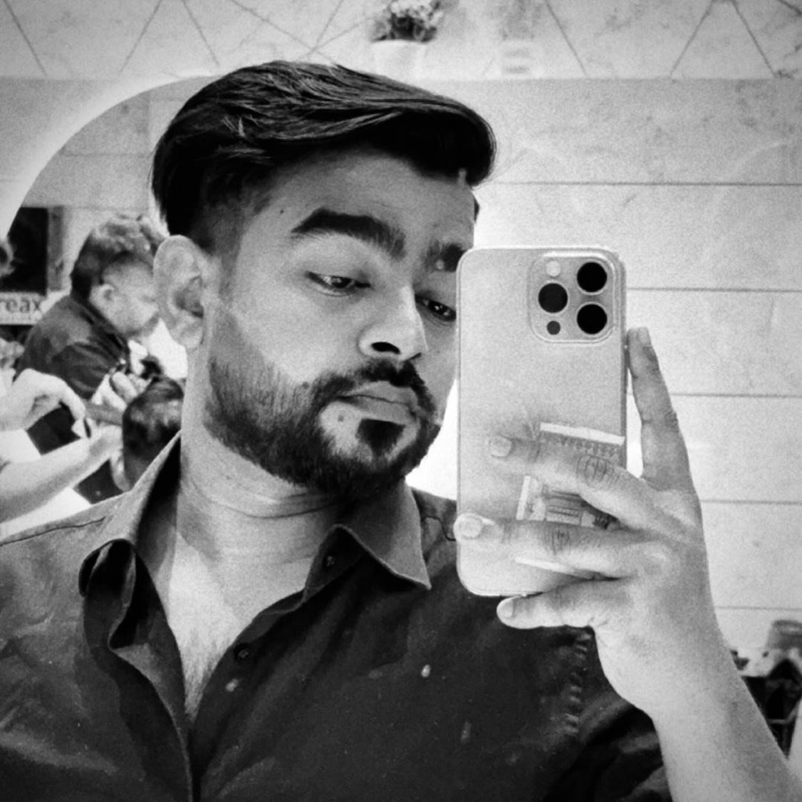 Yahya's black-and-white mirror selfie